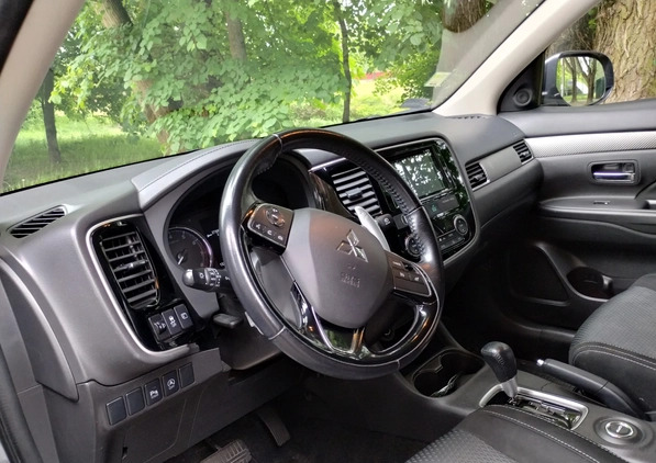 Mitsubishi Outlander cena 77000 przebieg: 133000, rok produkcji 2016 z Warszawa małe 46